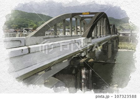 水彩画風　成羽の街並み　成羽川　岡山県高梁市 107323588