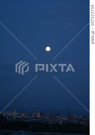 2023年9月_中秋の名月_月を見上げる 2023年9月_中秋の名月_月を見上げる 107323734