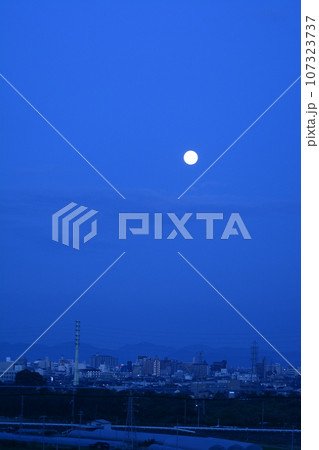 2023年9月_中秋の名月_月を見上げる 2023年9月_中秋の名月_月を見上げる 107323737
