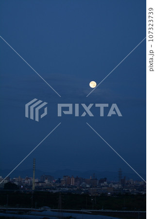 2023年9月_中秋の名月_月を見上げる 2023年9月_中秋の名月_月を見上げる 107323739