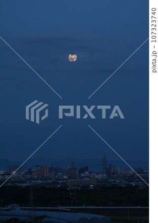 2023年9月_中秋の名月_月を見上げる 2023年9月_中秋の名月_月を見上げる 107323740