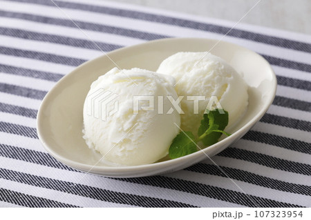 お皿に盛った牛乳を使ったミルクアイス お皿に盛った牛乳を使ったミルクアイス 107323954