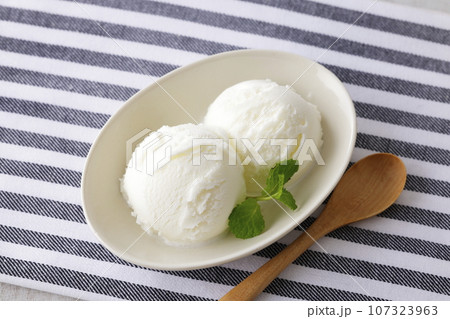 お皿に盛った牛乳を使ったミルクアイス 107323963