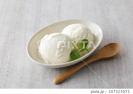 お皿に盛った牛乳を使ったミルクアイス お皿に盛った牛乳を使ったミルクアイス 107323973