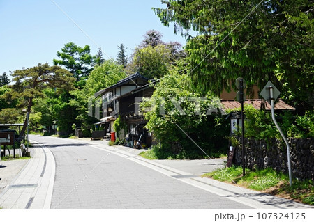 新緑の信濃追分宿の街並み　軽井沢追分 107324125