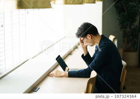 カフェで仕事をする男性 カフェで仕事をする男性 107324364