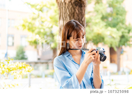 撮影した写真を確認する女性 107325098