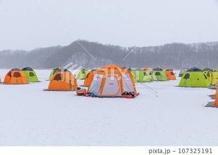 北海道_真冬の網走湖とワカサギ釣りの風景 北海道_真冬の網走湖とワカサギ釣りの風景 107325191