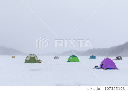 北海道_真冬の網走湖とワカサギ釣りの風景 北海道_真冬の網走湖とワカサギ釣りの風景 107325198