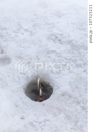 北海道_真冬の網走湖とワカサギ釣りの風景 北海道_真冬の網走湖とワカサギ釣りの風景 107325211