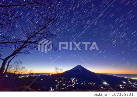 朝霧高原・雨ヶ岳から見る未明の富士山と星空 107325231