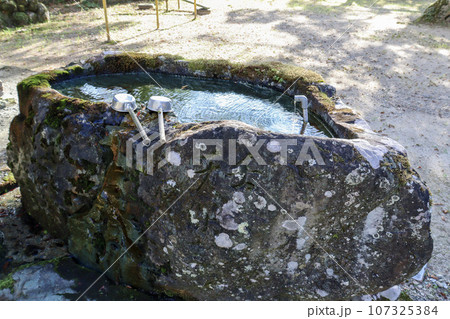 パワースポットの廣瀬神社の手水舎と柄杓 パワースポットの廣瀬神社の手水舎と柄杓 107325384