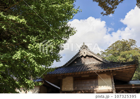 パワースポット廣瀬神社の境内と秋晴れ パワースポット廣瀬神社の境内と秋晴れ 107325395