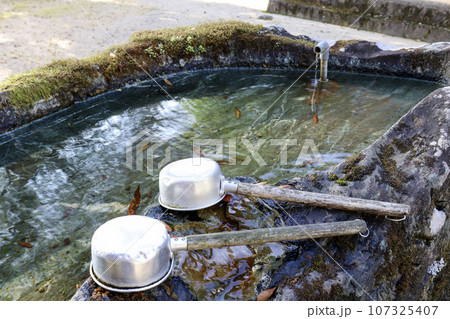 パワースポットの廣瀬神社の手水舎と柄杓 パワースポットの廣瀬神社の手水舎と柄杓 107325407