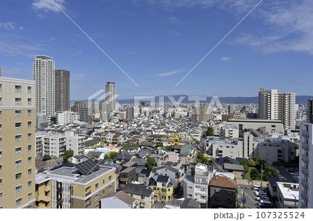 大阪・天王寺の高層ビルと街並み 107325524