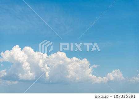 【真夏の入道雲 空背景や空合成素材】 【真夏の入道雲 空背景や空合成素材】 107325591