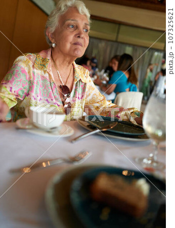 Mature woman having tea at the restaurant 107325621