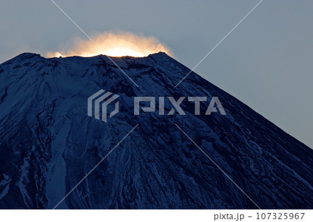 朝霧高原・雨ヶ岳から見る夜明け間近の富士山 朝霧高原・雨ヶ岳から見る夜明け間近の富士山 107325967