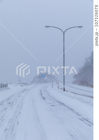北海道_冬の道路の風景 107326078
