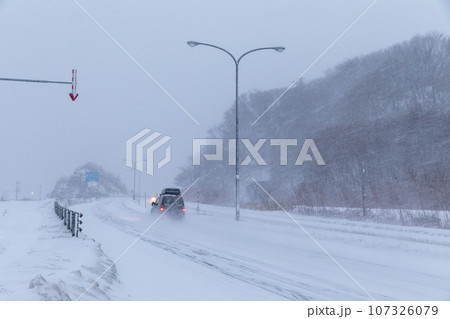 北海道_冬の道路の風景 北海道_冬の道路の風景 107326079