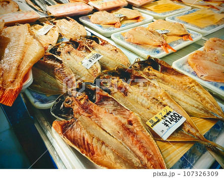 鯵の開き（一夜干し）が並んだ魚市場の風景 107326309