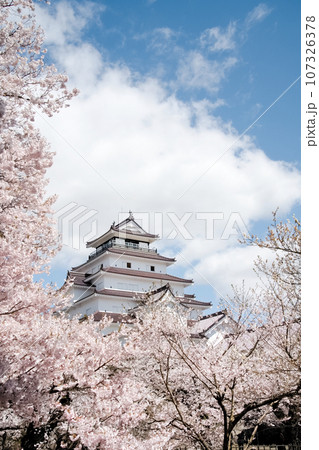満開の桜と福島県会津若松鶴ヶ城 満開の桜と福島県会津若松鶴ヶ城 107326378