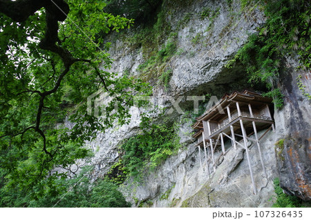 断崖絶壁に建つ三徳山三沸寺の投入堂 断崖絶壁に建つ三徳山三沸寺の投入堂 107326435