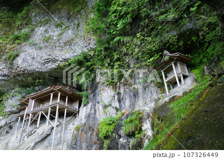 三徳山三沸寺の投入堂と不動堂 三徳山三沸寺の投入堂と不動堂 107326449