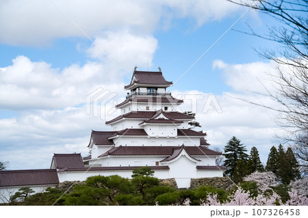 満開の桜と福島県会津若松鶴ヶ城 満開の桜と福島県会津若松鶴ヶ城 107326458