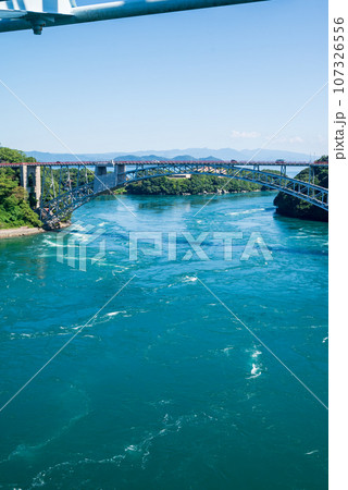 晴天の青空に西海橋から見える渦巻の風景 107326556
