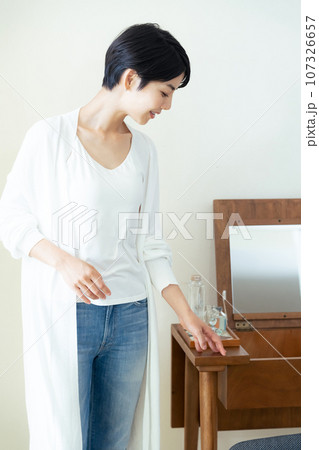 自室でリラックスする女性 自室でリラックスする女性 107326657