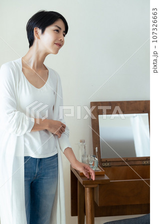 自室でリラックスする女性 自室でリラックスする女性 107326663
