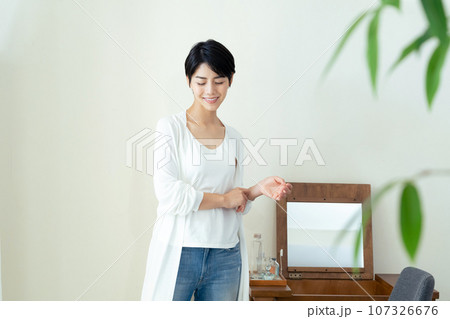 自室でリラックスする女性 107326676