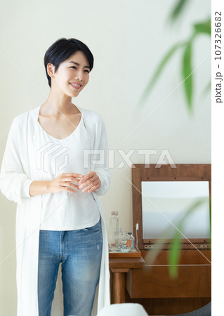 自室でリラックスする女性 107326682