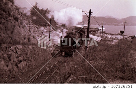 昭和43年 蒸気機関車C62の引く普通列車 呉線 広島県 記録写真 昭和43年 蒸気機関車C62の引く普通列車 呉線 広島県 記録写真 107326851