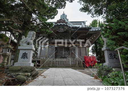 大瀬神社の拝殿 107327376