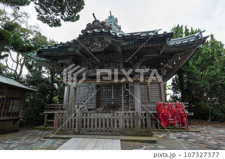 大瀬神社の拝殿 107327377