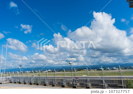 晴れの青空と小松空港展望デッキから離陸した飛行機を眺めるイメージ｜石川県小松市 107327757