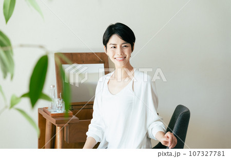 スキンケアをしてリラックスする大人の女性 107327781