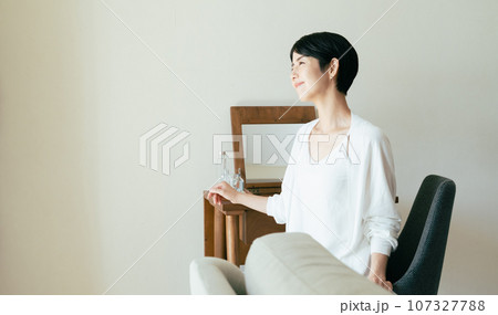 スキンケアをしてリラックスする大人の女性 107327788