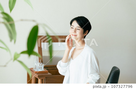 スキンケアをしてリラックスする大人の女性 スキンケアをしてリラックスする大人の女性 107327796