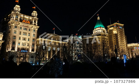 ライトアップされた東洋のウォール街、外灘【中国・上海】 107327866