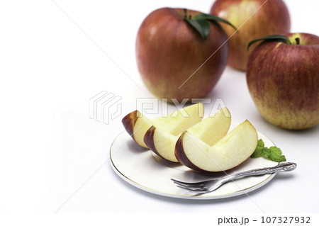 りんご 秋のフルーツの王様 カットしたりんご( リンゴ ) 林檎 ( 白バック )カット りんご 秋のフルーツの王様 カットしたりんご( リンゴ ) 林檎 ( 白バック )カット 107327932