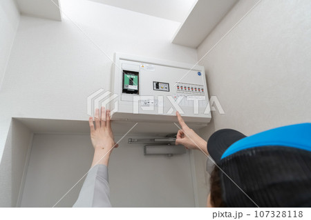 ブレーカーを点検する作業員 107328118