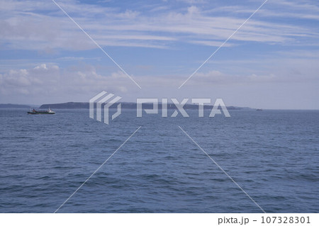 和歌山県沖 船上からの潮岬と貨物船 和歌山県沖 船上からの潮岬と貨物船 107328301