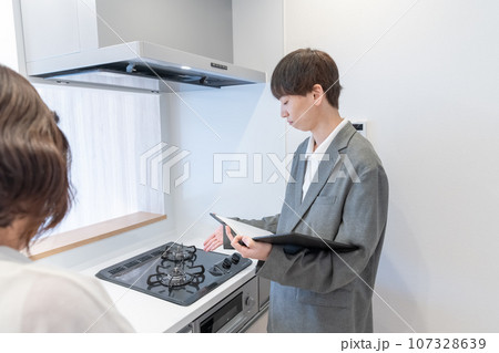 キッチンのリフォームを打ち合わせするビジネスマン 107328639