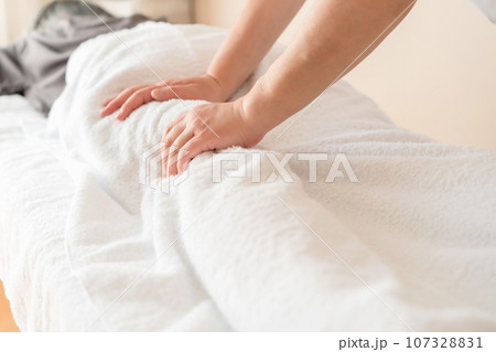 ドライマッサージ　癒し 107328831