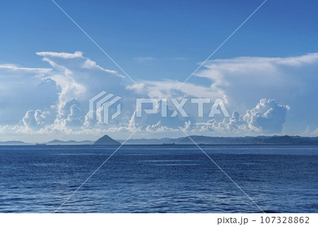 海の向こうに見える発達した入道雲　夏の風景 107328862