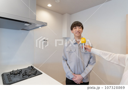 インタビュー　建築業界　作業服の男性 107328869