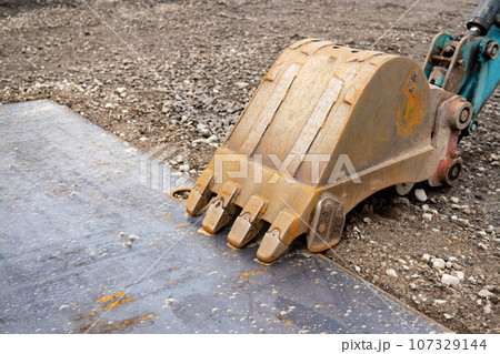 工事現場に敷かれた鉄板と重機　a-1 107329144